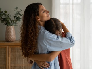 «Смертность была колоссальной»: врач рассказала, чем опасно отсутствие объятий