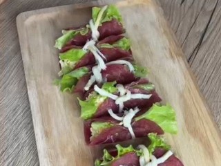 Ветчинный рулетик с сыром: готов за минуту с нежной начинкой без майонеза