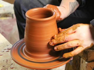 Мастер-класс в Серпухове раскроет путь от бесформенного комка глины до авторской тарелки