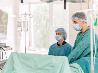 «Выключая» опухоль по частям: «годовая» операция по спасению мужчины, чья простата весила как пол-литровая бутылка