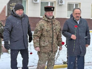 Уважение к подвигу: в Раменском возложили цветы к памятнику защитникам Родины