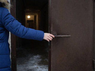 Рыцари перевелись: как молодой человек учил девушку ломать дверь в подъезд в Мытищах