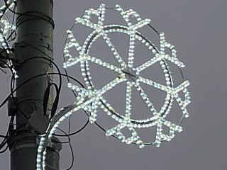 В Химках засияли новогодние огни: в городе развесили новогоднюю иллюминацию