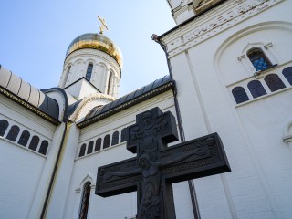 Это не кладбище: религиовед раскрыл истинное значение крестов у дорог перед селами