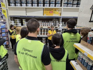 Мастер-класс по росписи шопперов: подростки из Серпухова познакомились с работой магазина