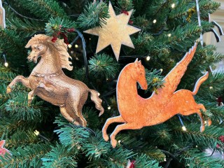 Лавровый лист и колокольчики: что еще повесить на елку для удачи в 2026 году