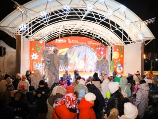 Ангелы‑ходулисты и волшебная арка желаний: как в Сестрорецком парке встретили зиму