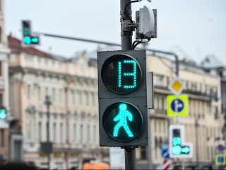 А пешеходы — непослушные! На Новоугличском шоссе, где установили светофор с кнопкой, будут дежурить дружинники