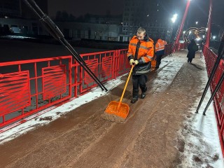 Пешеходный мост через Серебрянку в Пушкино очистили от грязи по просьбе жителей