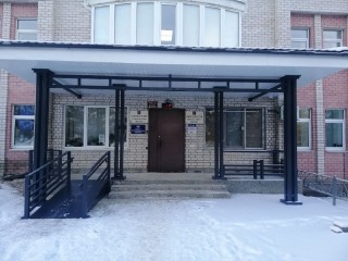 Обновленное крыльцо администрации в Восходе стало удобнее и безопаснее