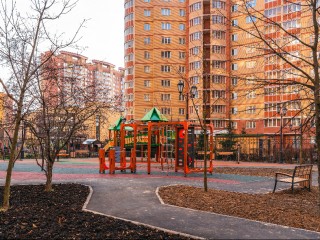 Пришлись ко двору: где в Подмосковье возле МКД появились новые тротуары, лавочки и парковки