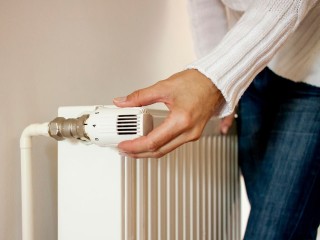 Коммунальная служба работает на максимуме: в Вербилках экстренно устраняют аварию на теплосети