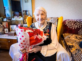 Юбилярам в Подмосковье положены подарки: что за сюрпризы их ждут и как получить