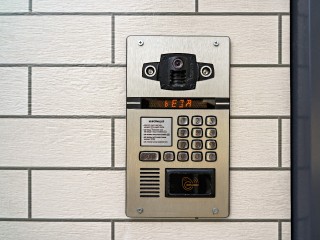 Город под видеозащитой: в Сергиевом Посаде началась поэтапная установка видеодомофонов в жилых домах