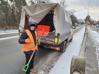Тяжелая техника и рабочие руки: в Красноармейске борются с наледью и снегом на дорогах и тротуарах