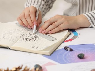 Встречать с любимыми и отключить телефон: астролог дала советы, как отметить Новый год на позитиве