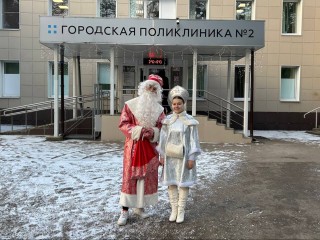 Новый год без выходных: дети поздравили врачей, спасателей и других специалистов