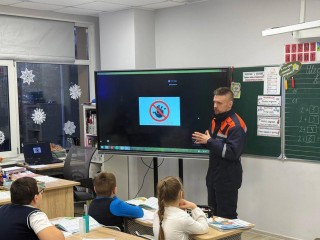 Безопасность в игровой форме: чему научились школьники Солнечногорска на занятии у спасателей