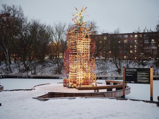 Шестиметровое чудо: «электрическая елка» зажглась на обновленной набережной в Видном