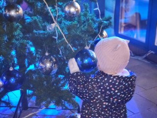 Дед Мороз, снежинки и матрешка: жители Краснозаводска почувствовали приближение Нового года