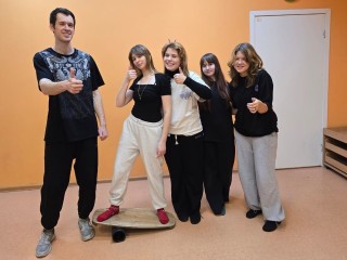 На спорте: артистки группы «Взмывая к звездам» тренируются в клубе «Вулкан»