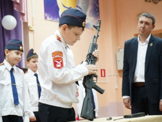 «Вы все вступаете в ряды кадетов»: в школе №4 пополнение в кадетском братстве