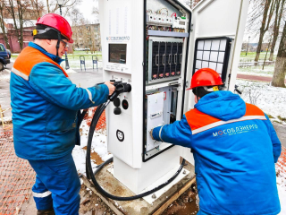 На Большой Покровской установили зарядную станцию для электромобилей