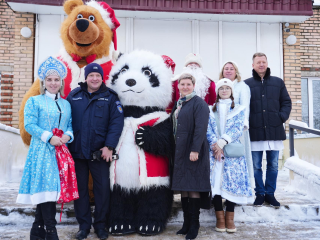 С крыши — прямо к окнам палат: как спасатели удивили детей в больнице