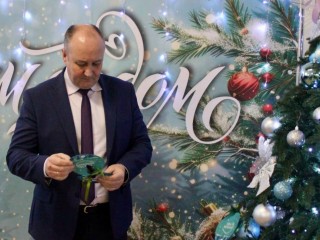 «Мечтаю стать машинистом»: «Елка желаний» объединила исполнителей детских желаний