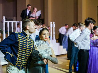 «Война и мир» на паркете: 140 химкинских школьников оживили классику Толстого