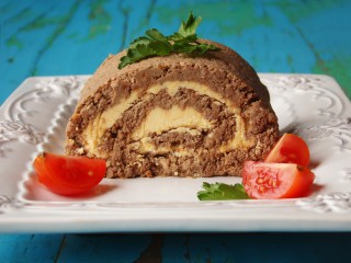 Печеночный корж за 20 минут: готовим нежный рулет с сырной начинкой для Нового года-2026