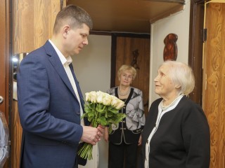 «Ветеран труда» и «Труженик тыла»: глава Электростали поздравил жительницу с 95-летием