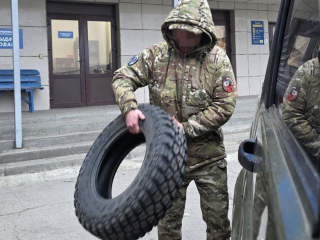 Скорость имеет значение: пожарные обеспечили солдата новой резиной для служебного автомобиля
