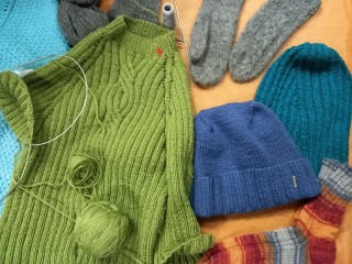 Петли счастья и тепла: в Топкановской библиотеке клуб вязальщиц готовится к холодам