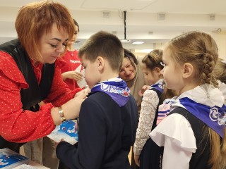 Торжественная церемония: в Свердловской школе 237 первоклассника вступили в «Орлята России»