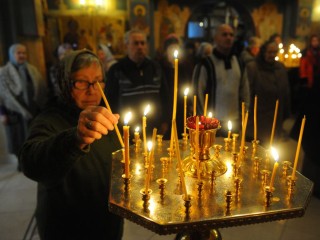 Никогда не станут бесплатными? Почему в храме нужно платить за свечи