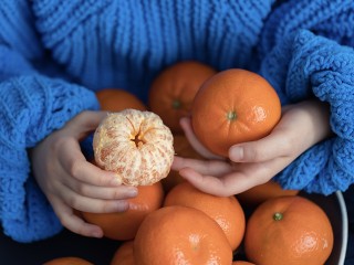 Желтая кожа и гастрит:  врач предупредила о неочевидных опасностях мандаринового бума