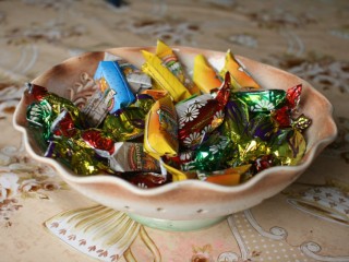 Ведущий нарколог Московской области предупредил об опасностях конфет с алкоголем