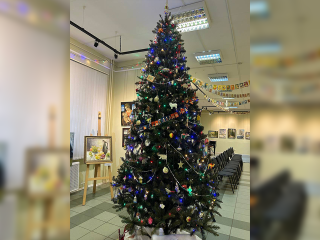 Новогоднюю елку в Долгопрудненском музее украсили редкими игрушками советских лет