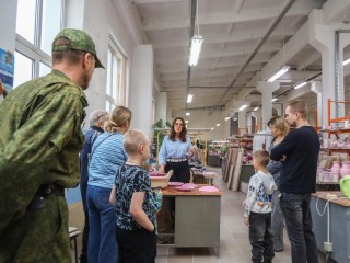 Магия гжельского фарфора помогает участникам СВО вернуться к мирной жизни