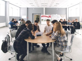 Жюри в рясах и вопросы на логику: как прошел турнир «Что? Где? Когда?» в Михневе