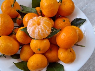 Как выбрать вкусные мандарины: зеленые листики не помогут, но есть один точный признак