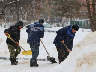 После мощного снегопада в Серебряных Прудах расчищают дороги и дворы