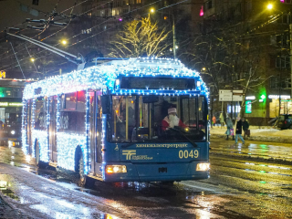 Елка, музыка и Дед Мороз: в Химках запустили «волшебный» троллейбус