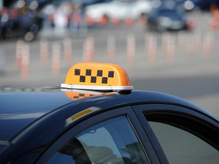 Болт от грузовика влетел в авто: на Каширском шоссе такси едва не сгорело вместе с пассажиром