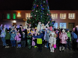 На главной елке Красной Поймы зажгли огни: как это было