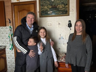 Семью участника СВО в Апрелевке поздравили с Новым годом и вручили подарки детям