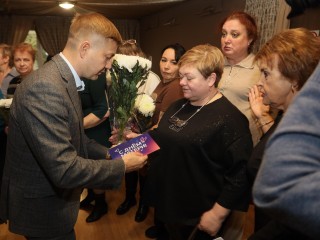 Побеседовали и вручили цветы: в Сергиевом Посаде встретились с матерями героев СВО