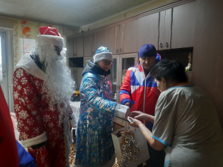 Ветерану Великой Отечественной войны вручили новогодний подарок