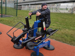 «Спорт — это дело привычки»: жители Павшинской поймы оценили тренажеры на открытом воздухе